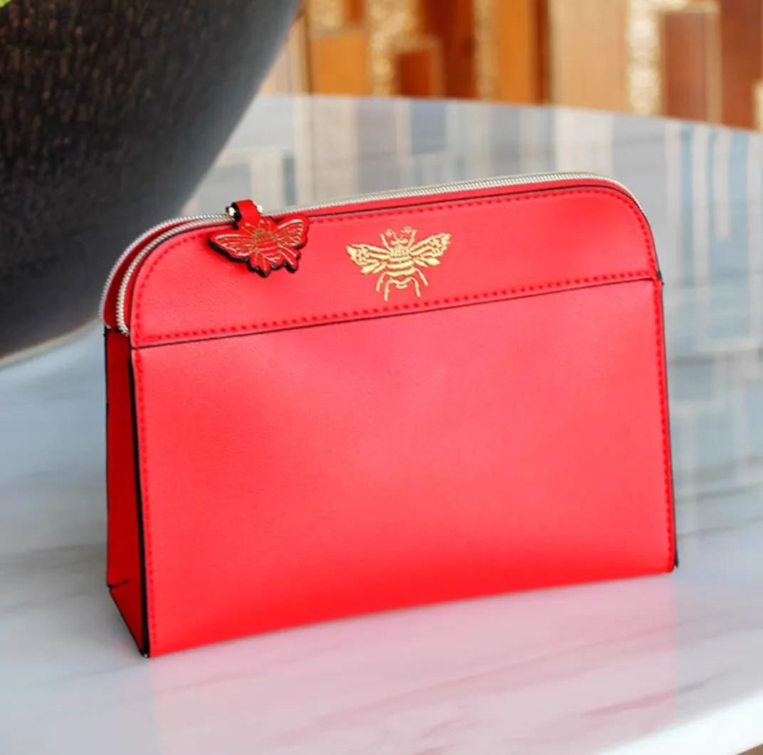 Estee Lauder Red Cosmetic Pouch with Gold Bumble Bee กระเป๋า Estee Lauder 1 pcs มีจี้ซิปรูปผึ่ง สีแดงสดใส